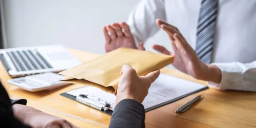 Why Irish Businesses Need ISO 37001: Tackling Bribery and Promoting Integrity 1 man refusing bribe